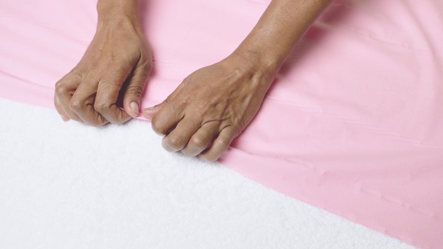 Video Reference: foot, leg, hand, finger, toe, nail, human leg, joint, barefoot, ankle