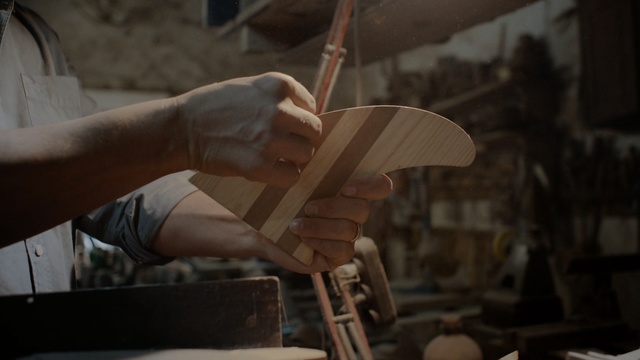 Video Reference: Hand, Artisan, Txalaparta, Finger, Surfboard, Art, Person, Indoor, Holding, Table, Kitchen, Woman, Man, Preparing, Cutting, Pizza, Cooking, Pan, Knife, Standing, Stove, Cake, Large, Young, Food, Cut, Hot, Sandwich, Umbrella, Plate, Tool, Weapon