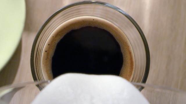 Video Reference: coffee, top shot, milk, glass, table 