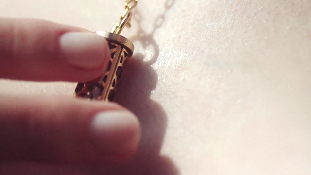 Video Reference: Chain, Jewellery, Finger, Fashion accessory, Necklace, Hand, Pendant, Material property, Bracelet, Metal