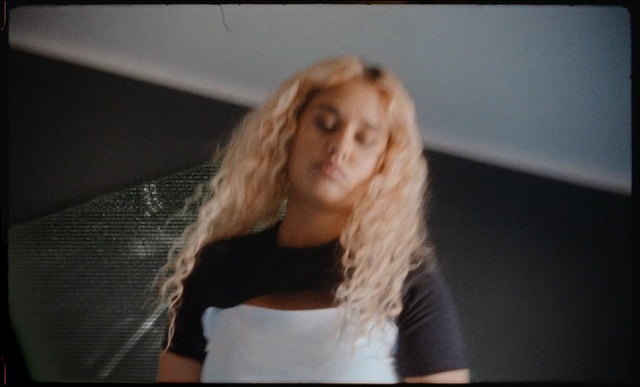 Video Reference: Hair, Face, Blond, Lady, Beauty, Hairstyle, Chin, Long hair, Eye, Mouth