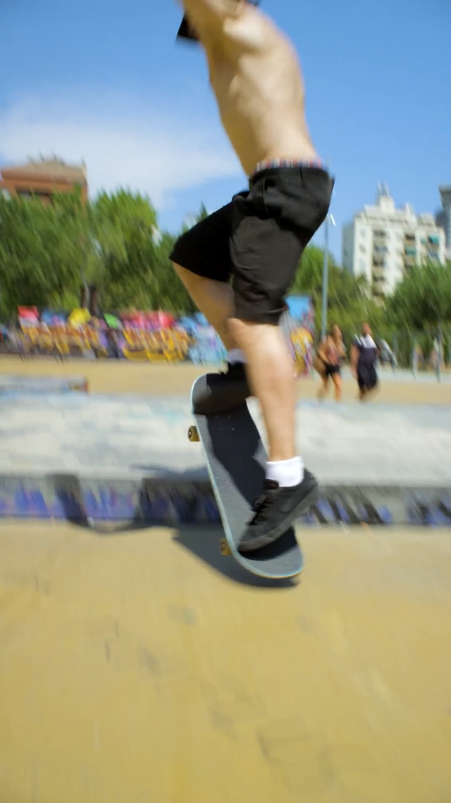 Video Reference: Skateboard, Recreation, Joint, Human leg, Skateboarding Equipment, Footwear, Skateboarder, Leg, Knee, Sports equipment, Person
