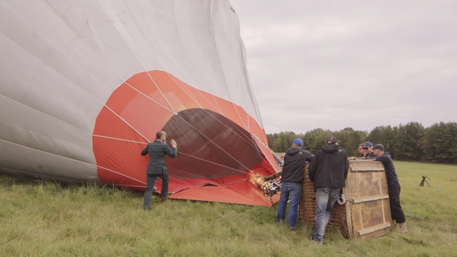 Video Reference: Hot air ballooning, Hot air balloon, Vehicle, Air sports, Recreation, Balloon, Adventure, Grassland