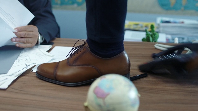 Video Reference: Footwear, Shoe, Ankle, Leg, Oxford shoe