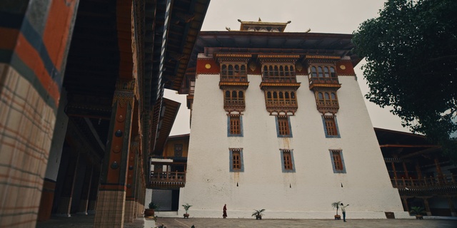 Video Reference: Building, Architecture, Column, Historic site, Facade, Wat, Temple, House, Tourism