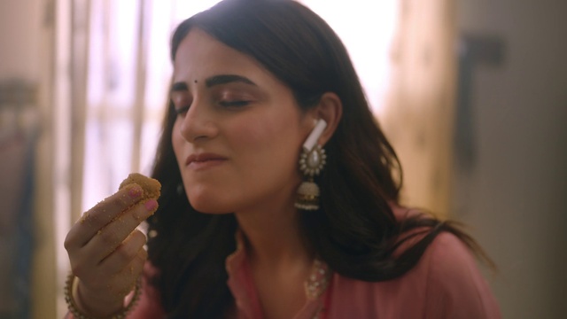 Video Reference: Hair, Face, Lip, Beauty, Black hair, Neck, Hand, Photography, Jewellery, Fashion accessory