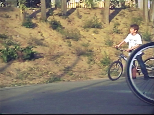 Video Reference: Bicycle, Cycling, Vehicle, Cycle sport, Road bicycle, Mode of transport, Sky, Road cycling, Recreation, Morning