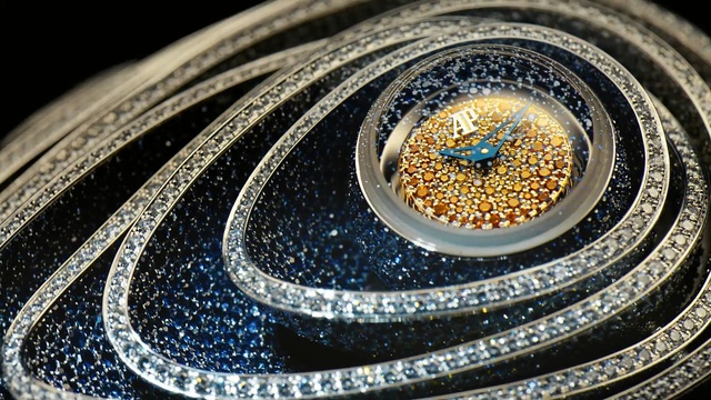 Video Reference: Fashion accessory, Macro photography, Jewellery, Metal, Diamond, Circle, Still life photography, Gold, Necklace