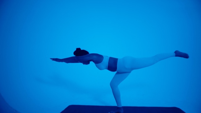 Video Reference: Blue, Physical fitness, Underwater diving, Electric blue, Balance, Water, Diving, Acrobatics, Performance, Leg