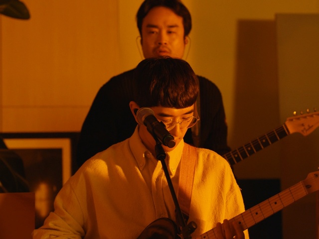 Video Reference: music, string instrument, musician, plucked string instruments, guitar, string instrument, performance, musical instrument, singing, audio, Person