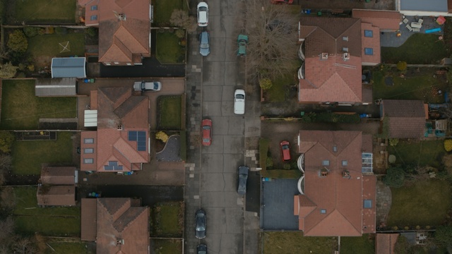 Video Reference: suburb, residential area, urban area, neighbourhood, house, aerial photography, biome, area, home, screenshot