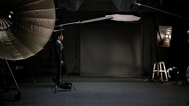 Video Reference: darkness, film studio, stage, light, photography, lighting, performance art, sound stage, musical instrument accessory, studio, Person