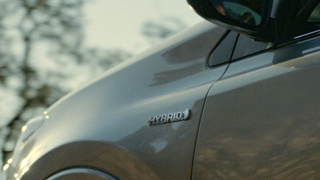 Video Reference: Land vehicle, Vehicle, Car, Vehicle door, Automotive design, Wheel, Automotive exterior, Automotive window part, Automotive wheel system