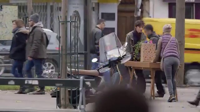 Video Reference: Pedestrian, Street, Conversation