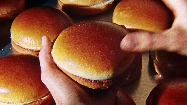 Video Reference: Food, Bun, Dish, Cuisine, Hamburger, Pandesal, Bread, Ingredient, Baked goods, Cheeseburger