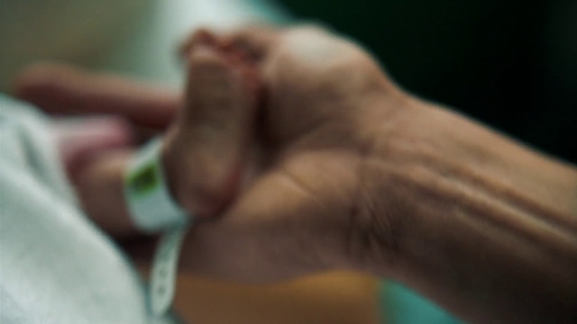 Video Reference: Finger, Hand, Skin, Joint, Arm, Close-up, Thumb, Mouth, Muscle, Leg