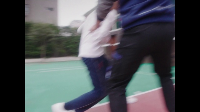 Video Reference: Black, Leg, Footwear, Joint, Thigh, Shoulder, Human leg, Snapshot, Standing, Arm