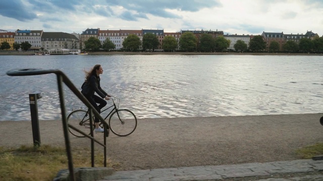 Video Reference: Bicycle, Water, Vehicle, River, Cycling, Sky, Recreation, Leisure, Tree, Tourism