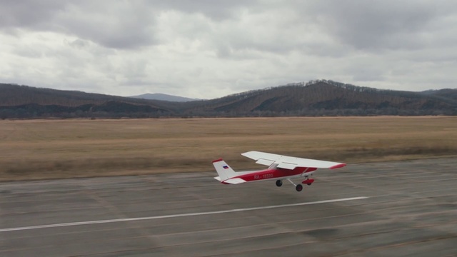 Video Reference: Vehicle, Airplane, Aircraft, Light aircraft, Flight, Aviation, General aviation, Propeller-driven aircraft, Monoplane, Piper pa-18