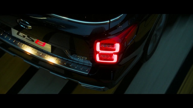 Video Reference: Land vehicle, Vehicle, Car, Automotive lighting, Automotive design, Automotive exterior, Trunk, Automotive tail & brake light, Personal luxury car, Bumper