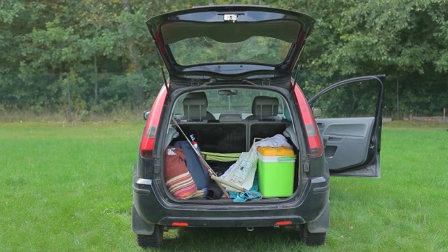 Video Reference: Land vehicle, Vehicle, Car, Motor vehicle, Trunk, Toyota yaris verso, Compact mpv, Minivan, Hatchback