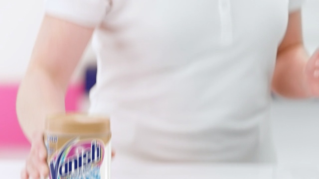 Video Reference: Product, Skin, Muscle, Hand, Finger, T-shirt, Neck, Drink