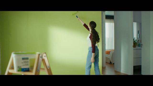 Video Reference: green, shoulder, standing, arm, girl, fun, joint