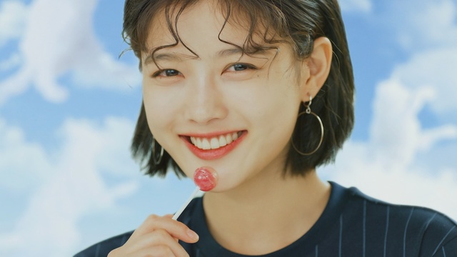 Video Reference: Face, Hair, Lip, Facial expression, Skin, Chin, Nose, Cheek, Smile, Eyebrow