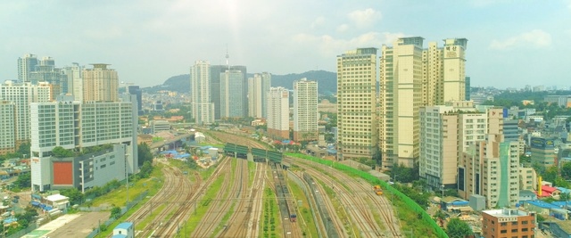 Video Reference: metropolitan area, urban area, city, metropolis, tower block, landmark, residential area, cityscape, suburb, skyscraper