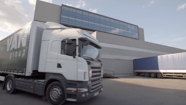 Video Reference: Transport, Mode of transport, Vehicle, trailer truck, Commercial vehicle, Truck, Motor vehicle, Car, Freight transport, Trailer, Person