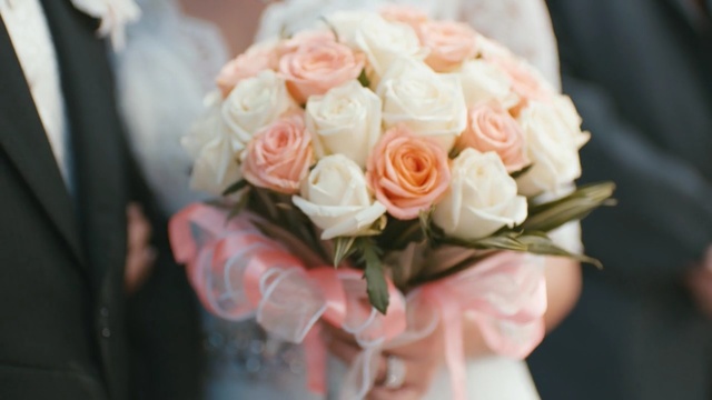 Video Reference: Flower, Bouquet, Garden roses, Pink, Rose, Photograph, Cut flowers, Flower Arranging, Rose family, Floristry
