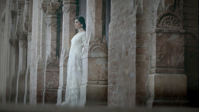 Video Reference: statue, sculpture, monument, dress, column, tourist attraction, temple, stone carving, ancient history, arch, Person