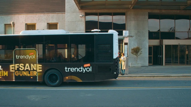 Video Reference: Land vehicle, Bus, Vehicle, Transport, Mode of transport, Motor vehicle, Public transport, Car, Metropolitan area, Tour bus service