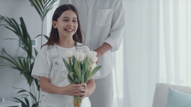 Video Reference: White, Bouquet, Flower, Floristry, Flower Arranging, Plant, Floral design, Smile, Botany, Cut flowers