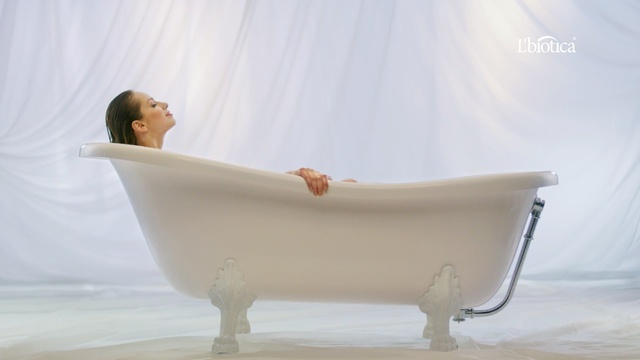 Video Reference: Bathtub, Product, Bathing, Furniture, Plumbing fixture, Comfort, Bed, Room, Baby Products, Infant bed