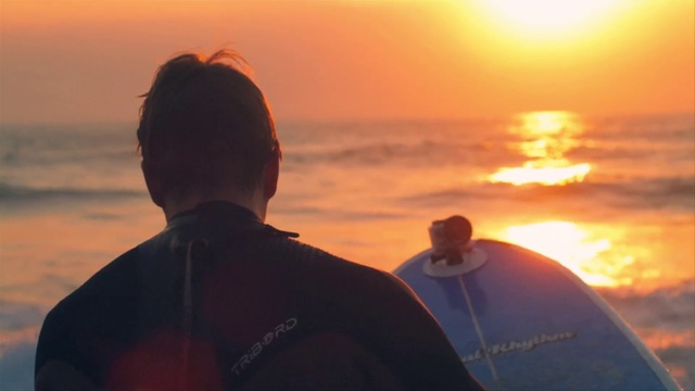 Video Reference: Sky, Sunrise, Horizon, Sunset, Cloud, Sea, Morning, Ocean, Sun, Vacation