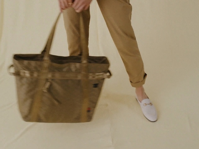 Video Reference: Bag, Handbag, Beige, Tote bag, Brown, Fashion accessory, Shoulder bag, Material property, Luggage and bags, Hand luggage