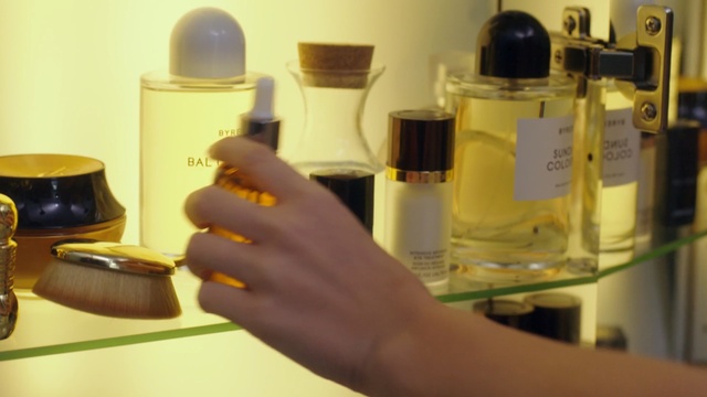 Video Reference: product, perfume, cosmetics, bottle, glass bottle, product