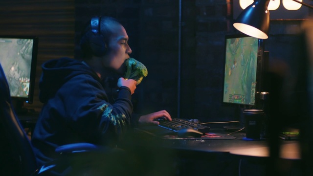 Video Reference: Performance, Music, Musician, Stage, Night, Music artist, Singing, Performing arts