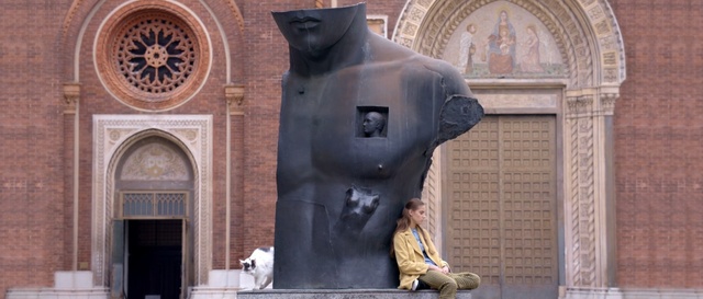 Video Reference: statue, sculpture, monument, tourist attraction, arch, building, memorial, window, facade, Person