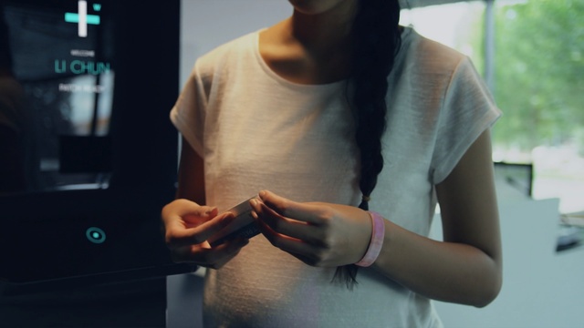 Video Reference: electronic device, shoulder, hand, finger, arm, gadget, technology, girl, audio, fun, Person