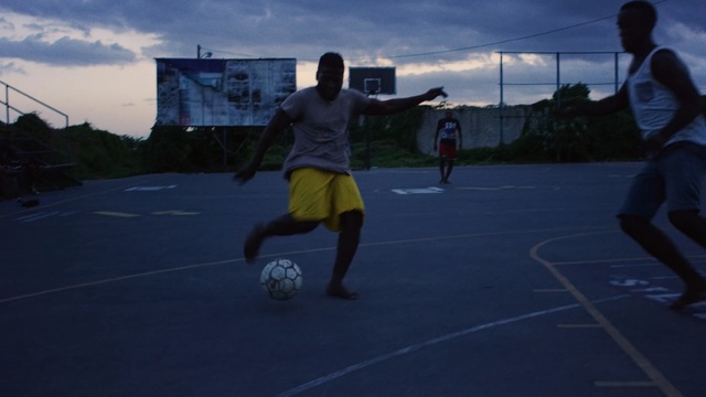 Video Reference: sports, player, sport venue, pallone, competition event, ball, leisure, fun, basketball court, sports training