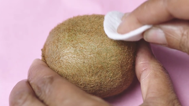 Video Reference: hand, food, close up, kiwi