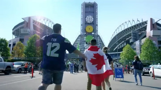 Video Reference: Landmark, Pedestrian, Metropolitan area, Fun, Tourism, Recreation, Leisure, Advertising, World, Tourist attraction, Person