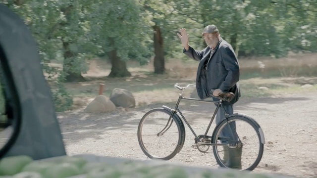 Video Reference: Bicycle, Cycling, Vehicle, Bicycle wheel, Mode of transport, Bicycle accessory, Bicycle saddle, Recreation, Road bicycle, Bicycle frame, Person