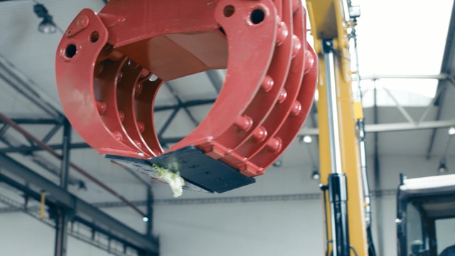 Video Reference: Auto part, Machine, Crane, Metal, Pipe