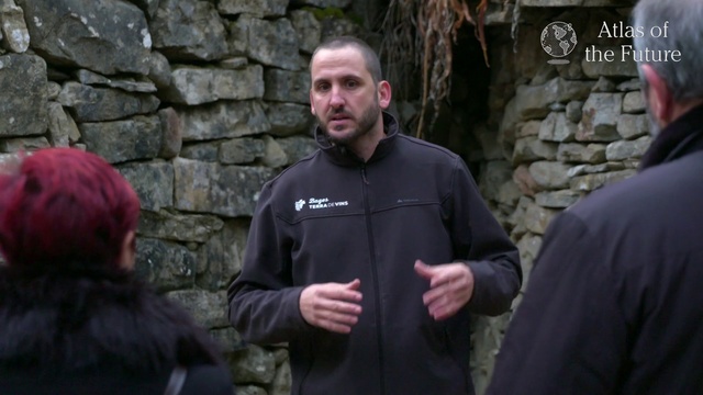 Video Reference: Jacket, Outerwear, Top, Recreation, T-shirt, Walking