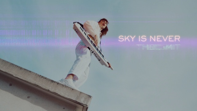 Video Reference: Wing, Photography, Bird, Extreme sport, Beak, Man, Water, Riding, Air, Jumping, Holding, Board, Large, Skiing, Young, Doing, Standing, White, Wave, Sign, Snow, Text