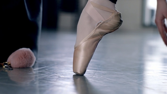 Video Reference: fashion model, leg, human leg, fashion, shoe, thigh, joint, flooring