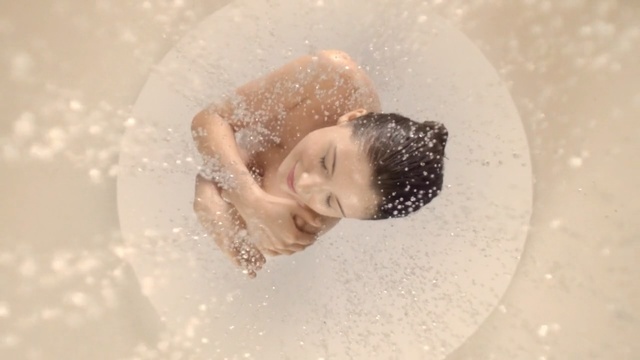 Video Reference: Bathtub, Bathing, Water, Fun, Photography, Headpiece, Bridal accessory, Plumbing fixture, Hair accessory, Smile